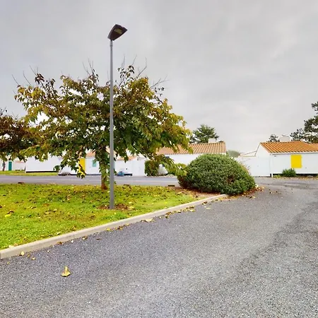 Holiday home Charmante Ferme Marine, Complexe Avec Piscine *